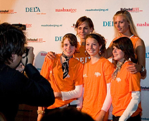 plaatje: Op de foto met Caroline Wensink en Manon Flier