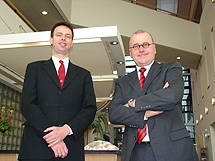 Alof Wiechmann (rechts), directeur van Monuta en Peter van Schaik (links), directeur van Uitvaart.com